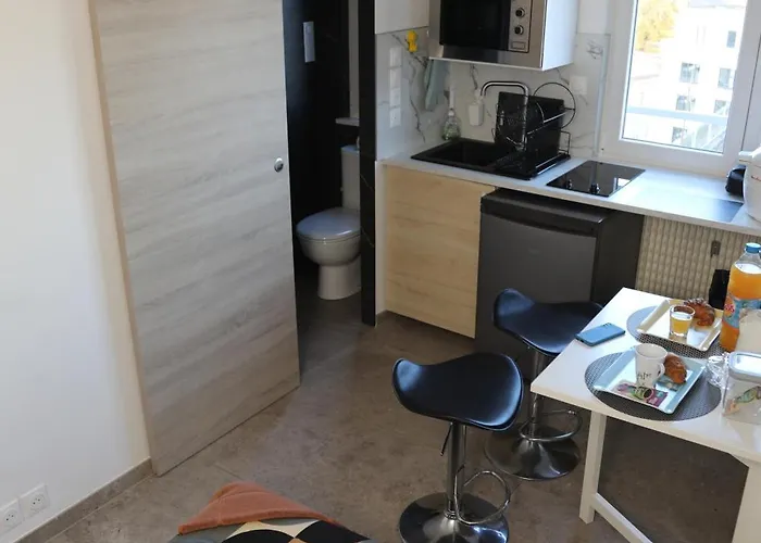 En Centre-ville * مُلووز